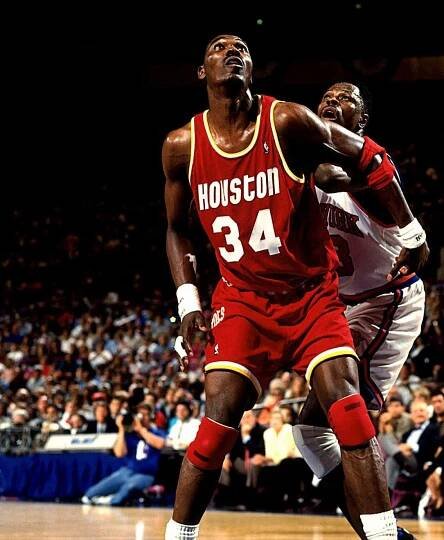 "NBA Legends Clash: Patrick Ewing vs Hakeem Olajuwon" Wallpaper