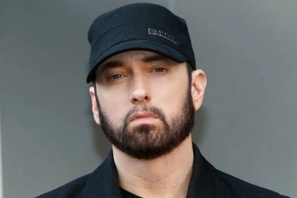 Eminem oslaví 16 let bez drog. Jeho patronem je Elton John a motivací tři dcery - OnlyU