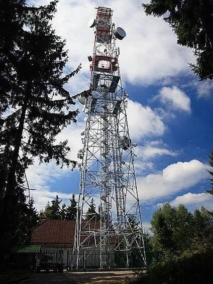Loučka. Chlubí se rozhlednou a také vojenským muzeem