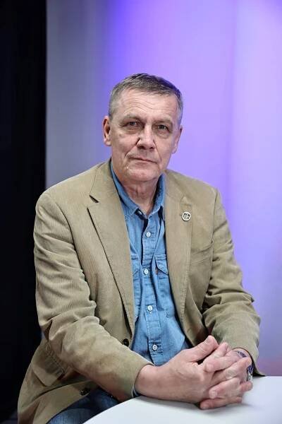 Práce s kostmi i agresivními pacienty. Přednosta ortopedie Bartoníček o své práci i lepidlu na kloub