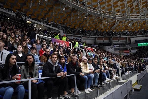 Vyprodaná hala Rondo viděla řežbu brněnských univerzit, vládla MUNI. Podívejte