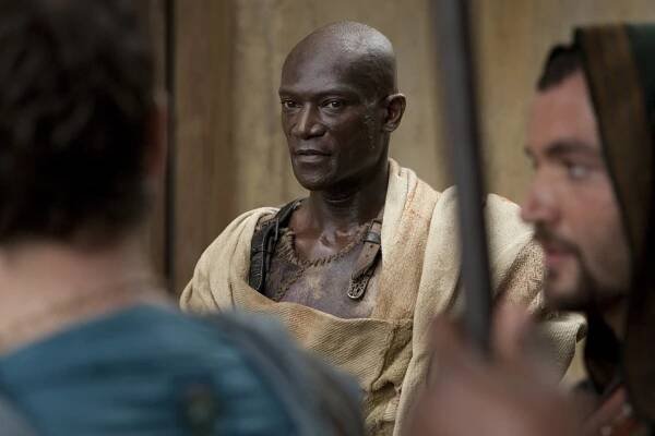Spartakus - Krev a písek - Křehké vztahy - Z filmu - Peter Mensah