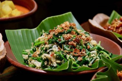 jukut urap, balijský zeleninový salát s strouhaným kokosovým dresinkem - čínskou dlouhou fazoli - stock snímky, obrázky a fotky
