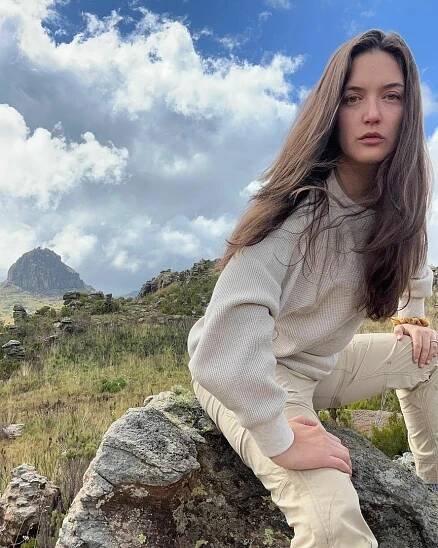 Sestra Hailey Bieberové skončila ve vazbě! Rvačka v klubu a útok použitým tamponem