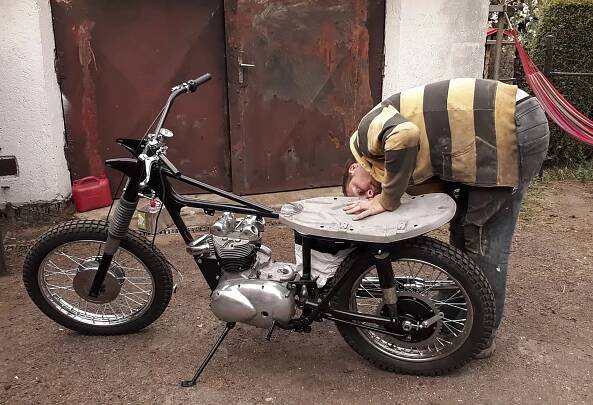 Přestavba Triumph McQueen Triubute – liberecká dílna s úctou k tradici