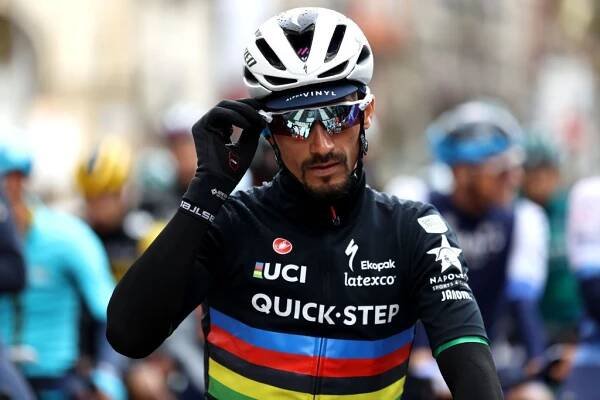 ARRATE SPAIN  APRIL 09 Julian Alaphilippe of France and Team QuickStep  Alpha Vinyl Green Points Jersey prepares prior to the 61st Itzulia Basque Country 2022  Stage 6 a 1357km stage from Eibar to Arrate  itzulia  WorldTour  on April 09 2022 in Arrate Spain Photo by Gonzalo Arroyo MorenoGetty Images