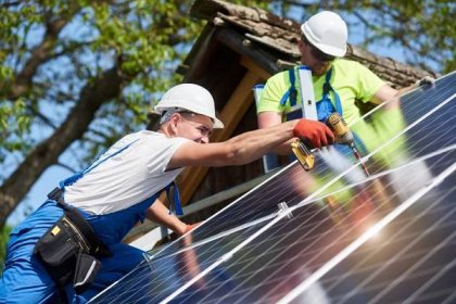 Až 50kWp fotovoltaiku bude možné postavit bez stavebního povolení a provozovat bez licence, schválila vláda