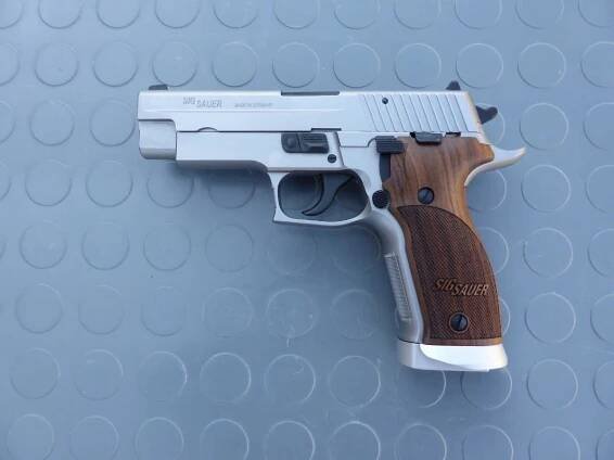 SIG SAUER MÁNIE — Zbraně Liberec, zbraně, pistole, střelivo a lovecké potřeby