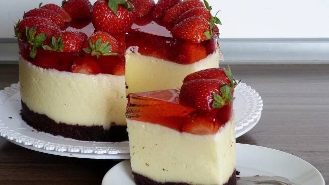Recept na piškotový koláč s tvarohem, ovocem a želatinou: Ideální osvěžující dezert na horké léto
