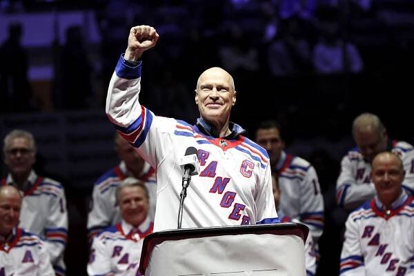 Mark Messier raises a celebratory fist to the Garden crowd during Friday’s ceremony honoring the 25th anniversary of the Rangers’ 1994 Stanley Cup title.