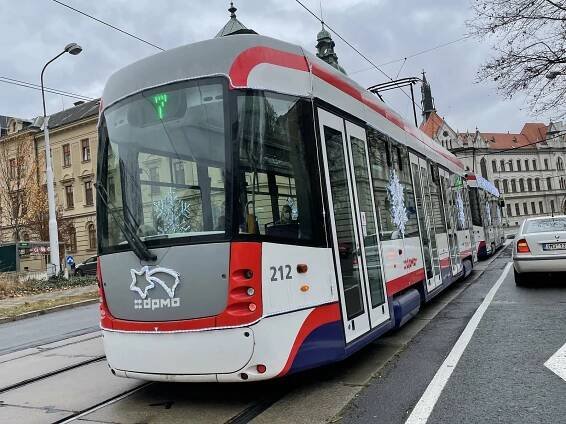 První tramvaj s novou LED výzdobou už jezdí Olomoucí