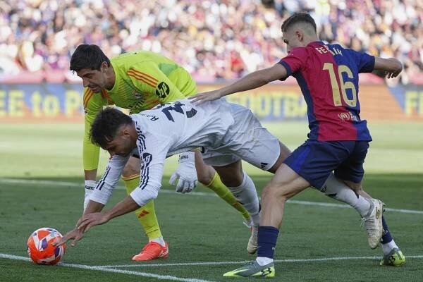 Futbalisti Barcelony zvíťazili v ligovom El Clásicu nad Realom Madrid 4:3. Vďaka trom bodom sa...