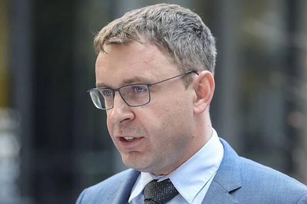 Exministr dopravy ohlásil korupci. Úplatek 1,5 milionu se nekonal, řekla však policie