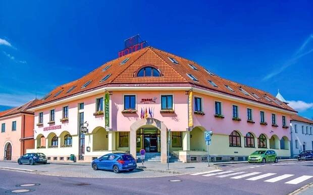 Znojmo v obklopení vinic: Rodinný Hotel N *** s polopenzí, láhví vína, návštěvou cukrárny a odpočinkem v sauně
