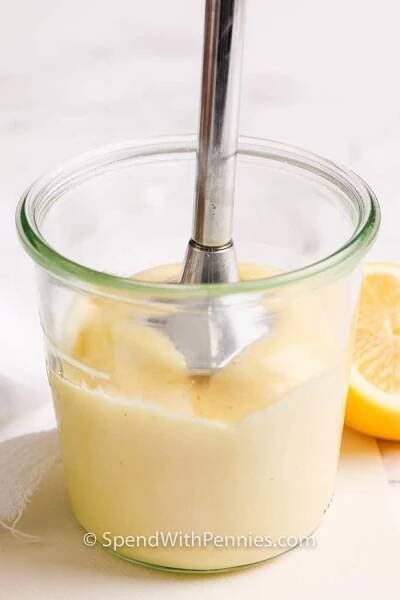 Tento domácí recept na majonézu je vyroben pouze ze 4 jednoduchých ingrediencí. V kombinaci s kuchyňským robotem nebo ponorným mixérem je to ta nejlepší majonéza, jakou kdy ochutnáte! #spendwithpennies #homemademayonnaise #mayonnaise #dressing #immersionblenderrecept #creamymayonnaise