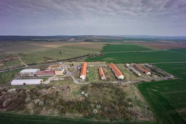 Moravský hobitín. Areál JZD přestavěli na zážitkové vinařství s ubytováním podle návrhu studia Jakuba Ciglera | EARCH.cz
