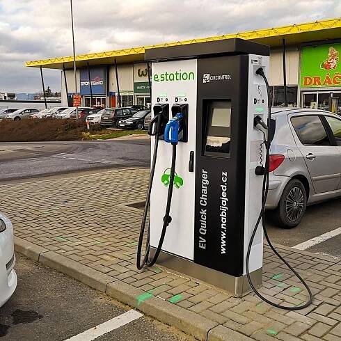 S rostoucím zájmem o elektroauta poroste i síť dobíjecích stanic u nákupních parků STOP SHOP