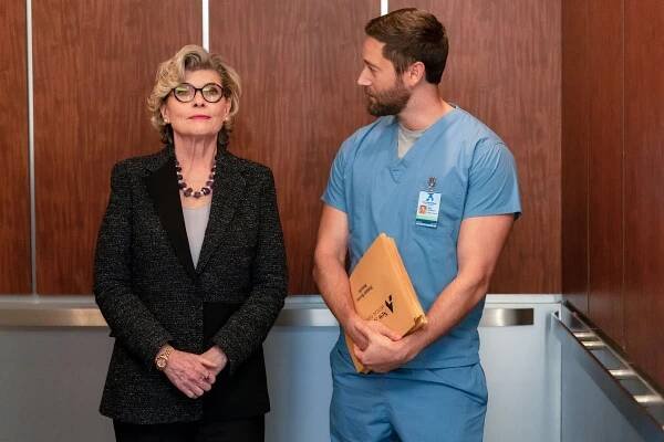 Nemocnice New Amsterdam - Prázdnota - Z filmu - Debra Monk, Ryan Eggold
