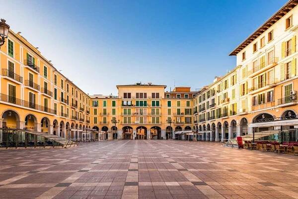 Palma de Mallorca: Plaza de Mayor bei Sonnenschein