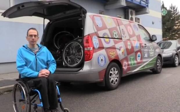 Galerie: Ostuda fotbalu. Auto darované vozíčkářům zabavili funkcionáři - Galerie - Echo24.cz