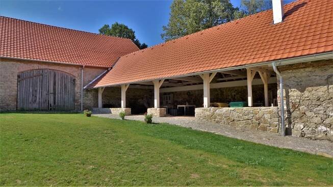 Uzavřený dvůr se vzrostlými stromy, malebnými zákoutími, otevřenou pergolou a šenkem. Otevřená pergola | Ořechový dvůr