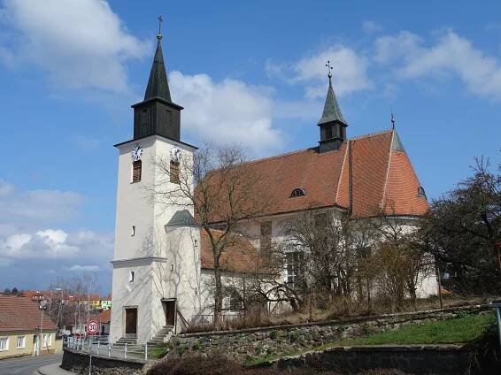 Co potkáte na cestě do Žebětína? Vznešenou labuť a rybník jako pro Česílka