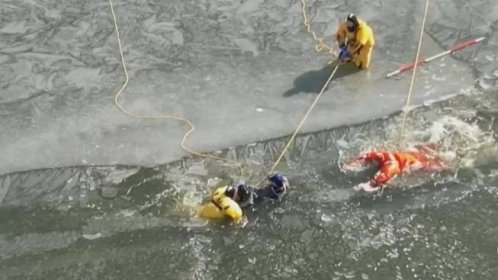 Hasiči cvičili záchranu z ledové vody. Kousek od nich se pod led propadly děti