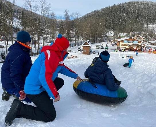 Snowtubing je v letošní zimě ve Velkých Karlovicích hodně oblíbenkou zábavou