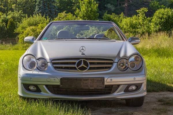Elegantní Mercedes bez střechy, který v zatáčkách podrží a vyjde na 150 tisíc Kč? Model CLK200 je povedený vůz, když zapomenete na zadní sedadla