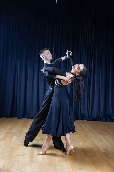 Waltz Classes in Dubai