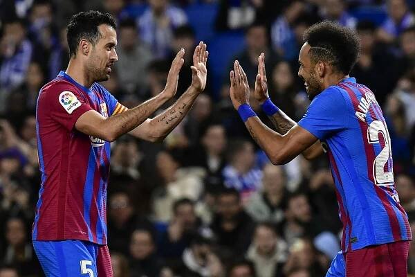 Sergio Busquets (vlevo) a Pierre-Emerick Aubameyang.