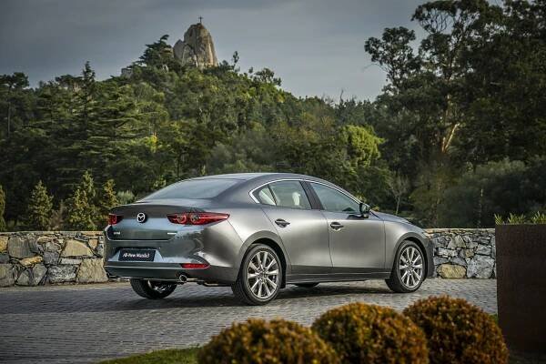 Mazda 3: Podrobné specifikace vozidel & Interaktivní nástroj pro srovnání