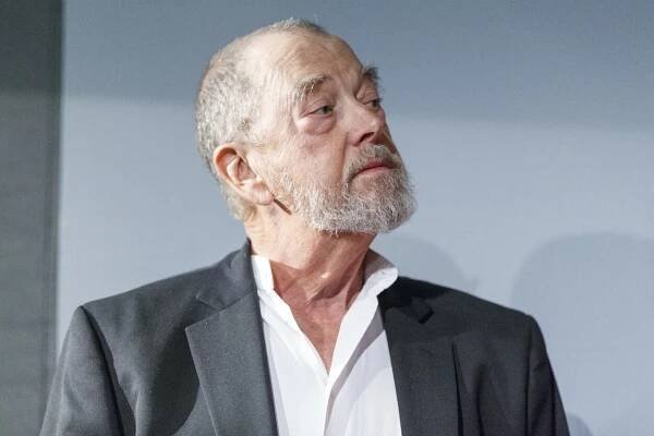 Ve věku 74 let zemřel herec Gregory Itzin. Hvězda seriálů Přátelé a Námořní vyšetřovací služba nepřežila akutní operaci