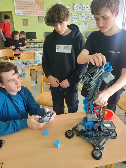 Robotika v 9. třídě – Základní škola a Mateřská škola Žďárná