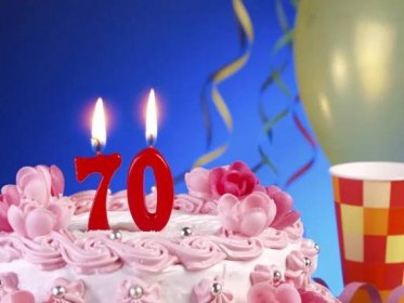 Narozeninový dort s červenými svíčkami ukazující nr. 70 — Stock obrázek