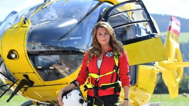 Luise Bähr vor dem Rettungshubschrauber aus „Die Bergretter“.