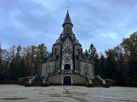 U hrobky v Třeboni lidé vzpomínají na knížete. Pohřben bude ale zřejmě na Orlíku