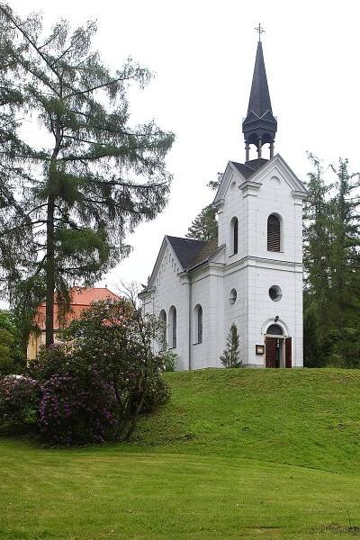 Konstantinovy Lázně zahájily 221. sezonu. Pramenům požehnal biskup Tomáš Holub