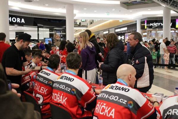 Autogramiáda Dynama měla v Pardubicích úspěch. Fronta fanoušků se táhla až ven