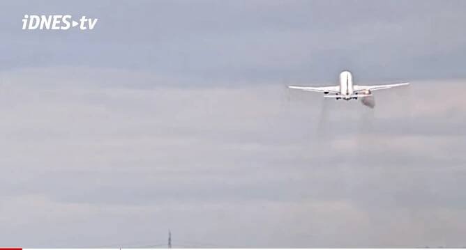 Potíže s motorem vrátily Boeing Delty zpět na Ruzyni. Zasahovali hasiči