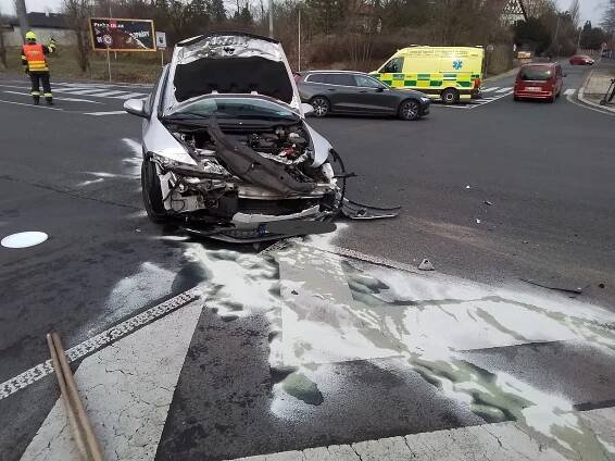 Nehodové Ústecko: Motorkář skončil v nemocnici a bouračka na Skřivánku
