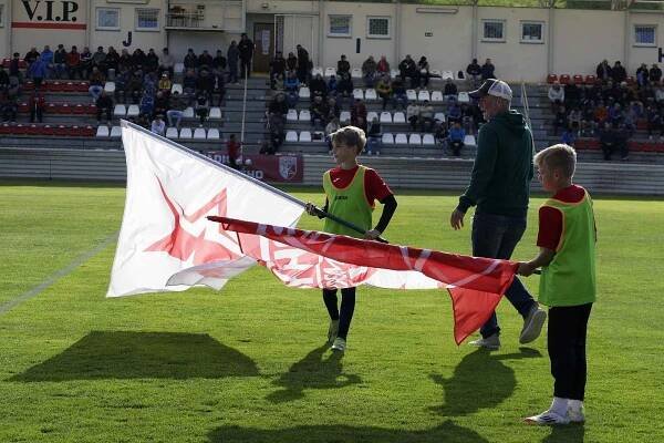 Fotbalisté vedoucí Kroměříže (bíločervené dresy) ve sváteční předehrávce 27. kola zdolali Strání 2:1.