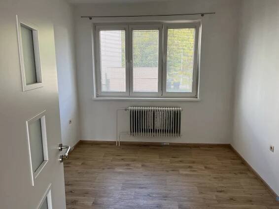 Nabízím k pronájmu byt 3+1 o výměře 70m2 na ulici Habrová, Třinec-Sosna. K bytu náleží nadstandartní zděný sklep a parkování