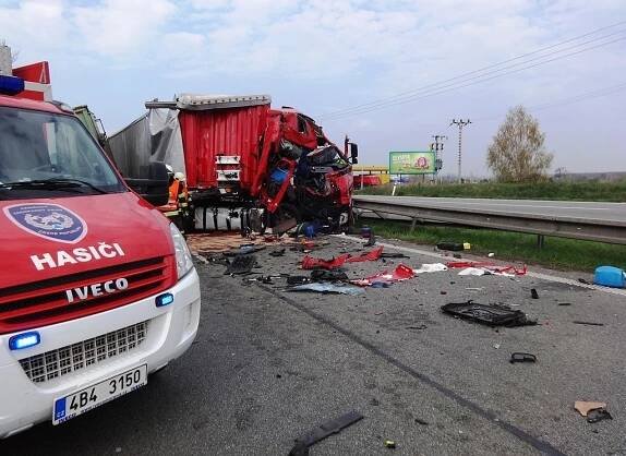Nehoda dvou kamionů zablokovala dálnici D52 | Týdeník Policie