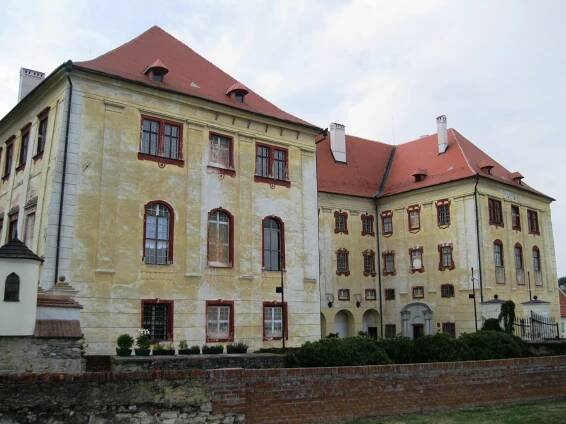 Soubor:Zámek Kunštát.JPG – Wikipedie