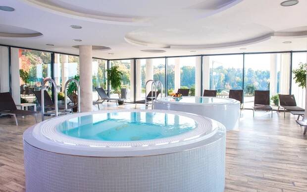 Lázně Velichovky: K-Triumf Resort **** se snídaní, wellness (vířivky, sauna) s výhledem na oboru + minibar