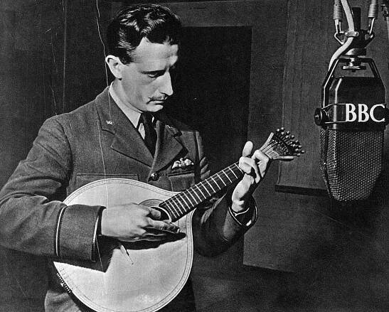  Robert Francis "Chico" Robertson playing Portuguese guitar  (Picture: Mundo Gráfico Magazine)