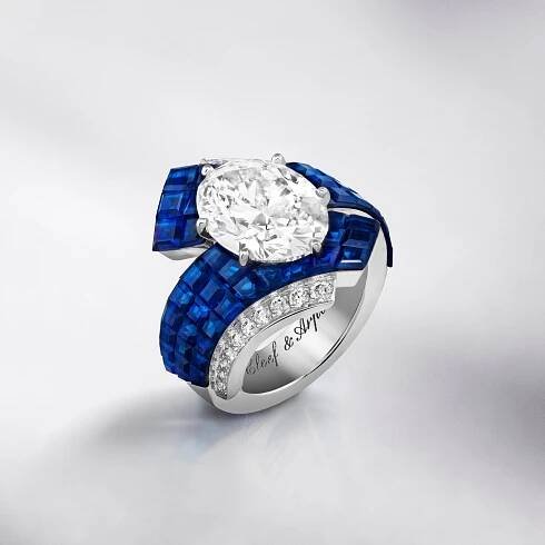 Etoffe Mystérieuse ring, white gold, rose gold, one oval-cut DIF diamond of 5.03 carats, Traditional Mystery Set sapphires,  diamonds. Pierres de Caractère collection, Van Cleef & Arpels.