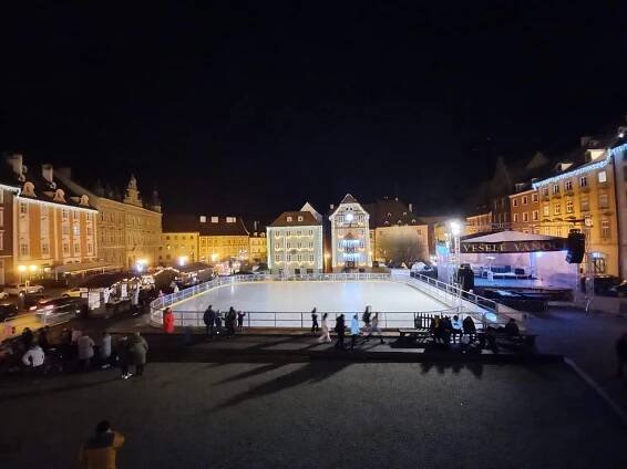 V Chebu mají adventní město. Největší trhy v kraji lákají na trdlo i kluziště