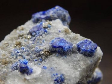 Lazurit - krystaly v matrixu, Afghánistán  - Minerály a zkameněliny